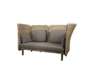To-personers sofa med høje armlæn, naturflet og taupe hynder.